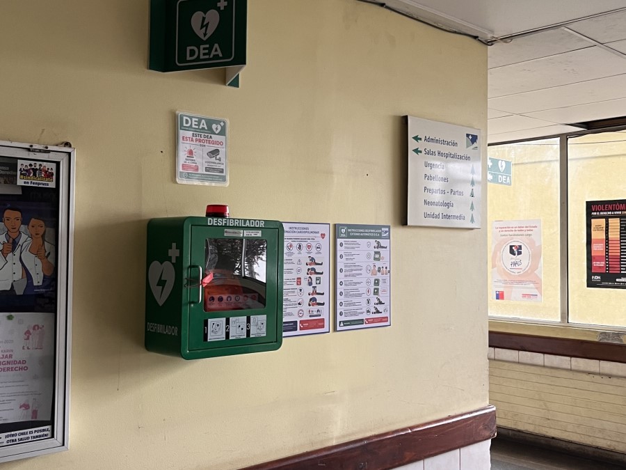 Desfibrilador Externo Automático (D.E.A.) instalado en hospital para uso de emergencia cardiaca