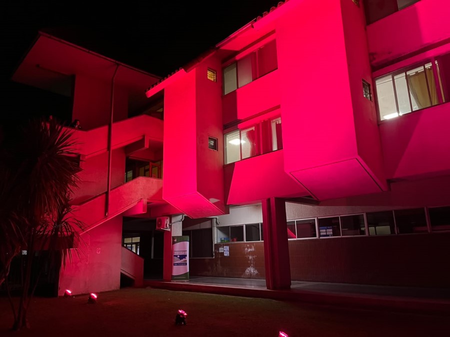 Hospitales de la Región de O’Higgins se iluminaron para llamar a la prevención del cáncer de mama