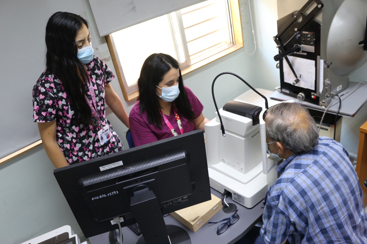 Unidad de Oftalmología del Hospital San Fernando adquiere moderno equipo de biometría para exámenes de cataratas