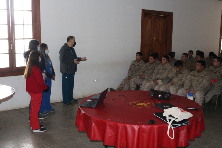 Unidad de Infectología realizó charla informativa y testeos rápido de VIH a soldados del Regimiento Colchagua
